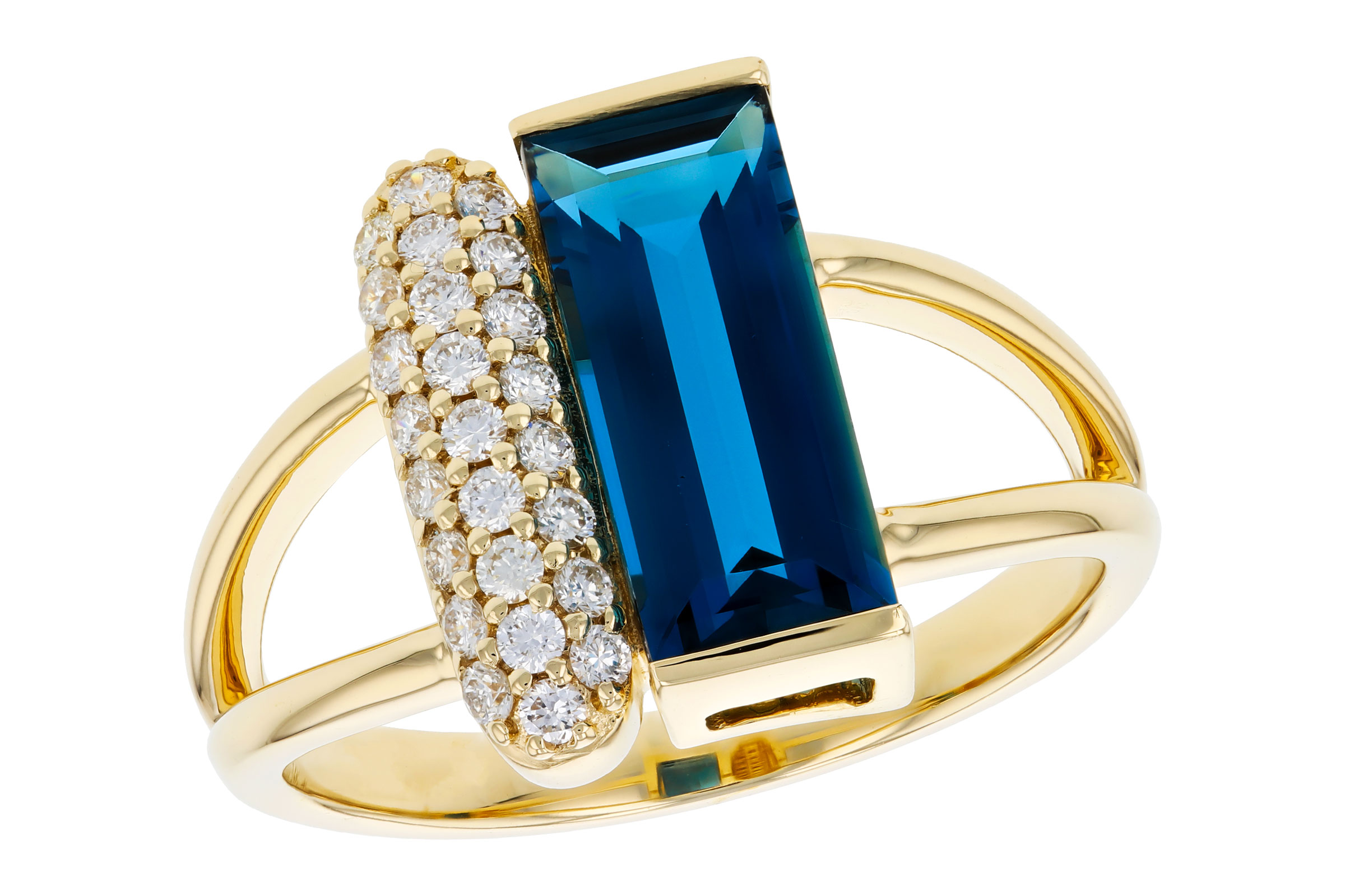 B312-11754: LDS RG 2.67 LONDON BLUE TOPAZ 2.92 TGW (12x5MM BT)